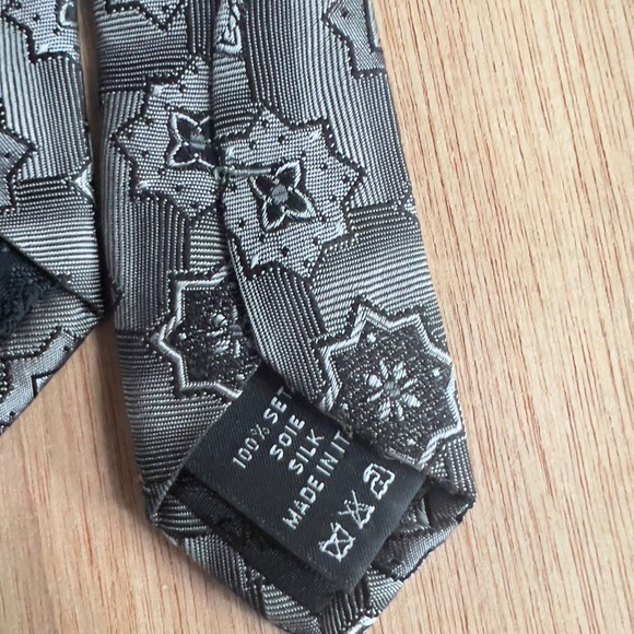 GIANNI VERSACE 100% silk tie silver grey Medusa geometric print Made in Italy - Picture 7 of 7